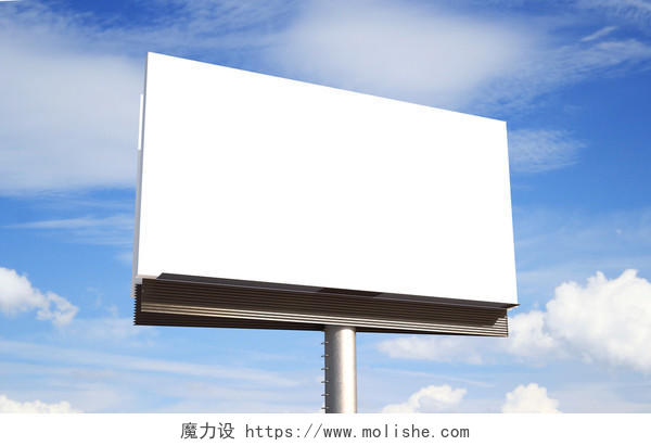 天空背景上的空白广告牌